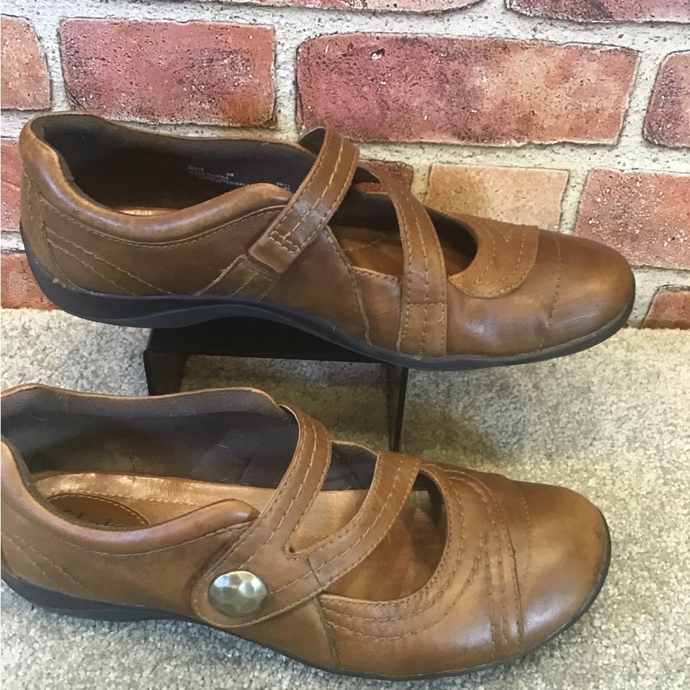 Beautiful Clarks Brown Leather Flats
